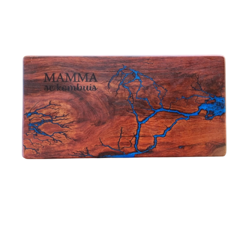 Braai Plankie – Rose wood with blue resin veins and “Mamma se kombuis” logo
